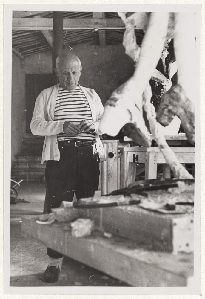 Pablo Picasso dans l'atelier au Fournas avec, au premier plan, la sculpture "Petite fille sautant à la corde", Vallauris, en 1952