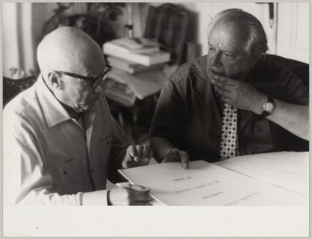 Rafael Alberti présentant la publication d'eau-forte et de gravures "X Sonetos Romanos" à Picasso, Notre-Dame-de-Vie, Mougins, en 1966