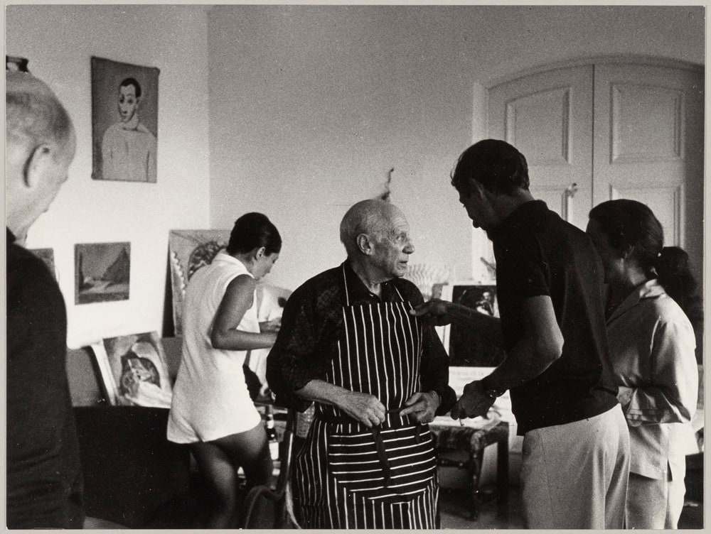 Pablo Picasso avec Aitana Alberti, Jacqueline Roque, Aldo Crommelynck et William E. Hartmann, à Notre-Dame-de-Vie, Mougins, en août 1966