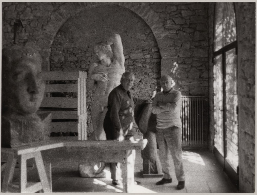Pablo Picasso et Rafael Alberti dans l'atelier des sculptures de Notre-Dame-de-Vie, Mougins, en 1966