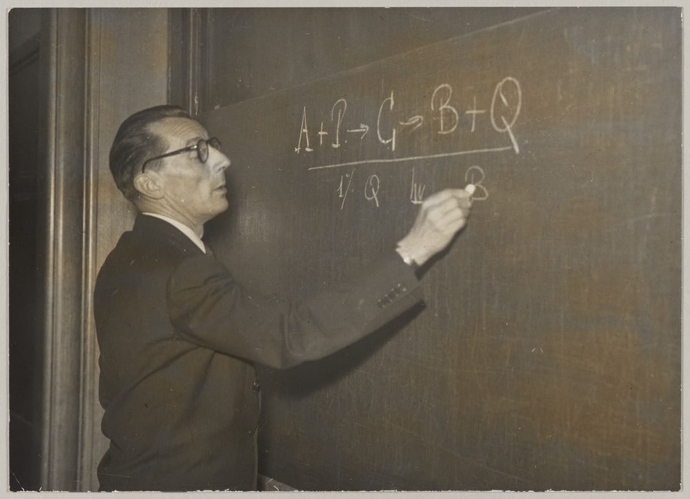 Frédéric Joliot-Curie faisant une démonstration au tableau