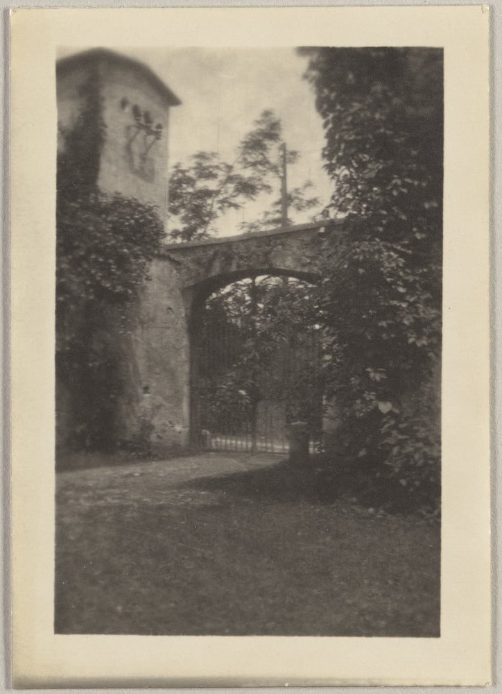 Le portail de la villa de Gertrude Stein et d'Alice Toklas à Bilignin, au printemps 1929