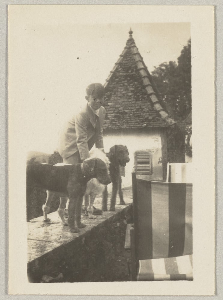 Paul Picasso avec les chiens Basket, Elfe et Noisette dans le jardin de Gertrude Stein et d'Alice Toklas, Bilignin, en été 1931