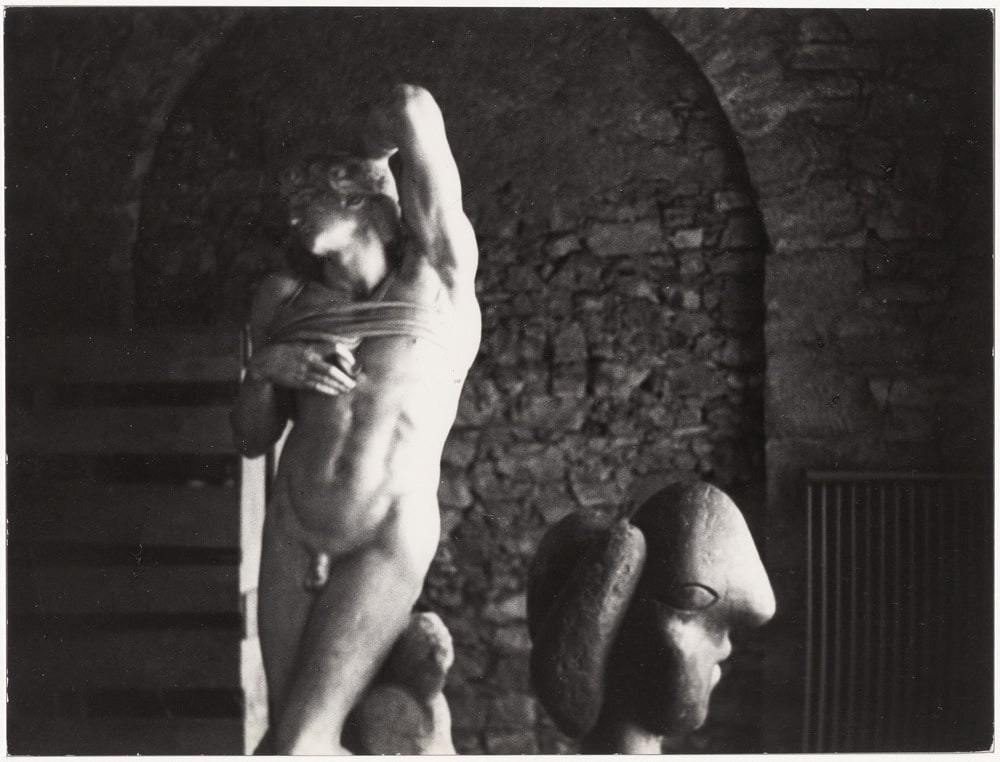 Une copie de "L'esclave mourant" de Michel-Ange et "Tête de femme" dans l'atelier de Notre-Dame-de-Vie, Mougins, en 1966