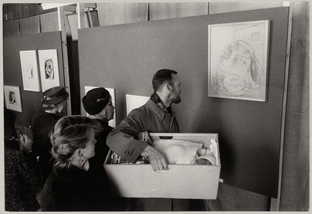 Public devant des études de "Guernica" présentées lors de l'exposition "Guernica" au Nationalmuseum, Stockholm, en octobre-décembre 1956
