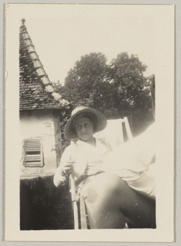 Olga Picasso avec un chapeau de paille assise dans le jardin de Gertrude Stein et d'Alice Toklas, Bilignin, en été 1931