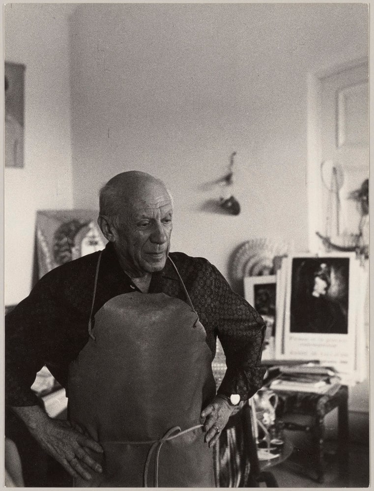 Pablo Picasso avec un tablier à Notre-Dame-de-Vie, Mougins, en août 1966