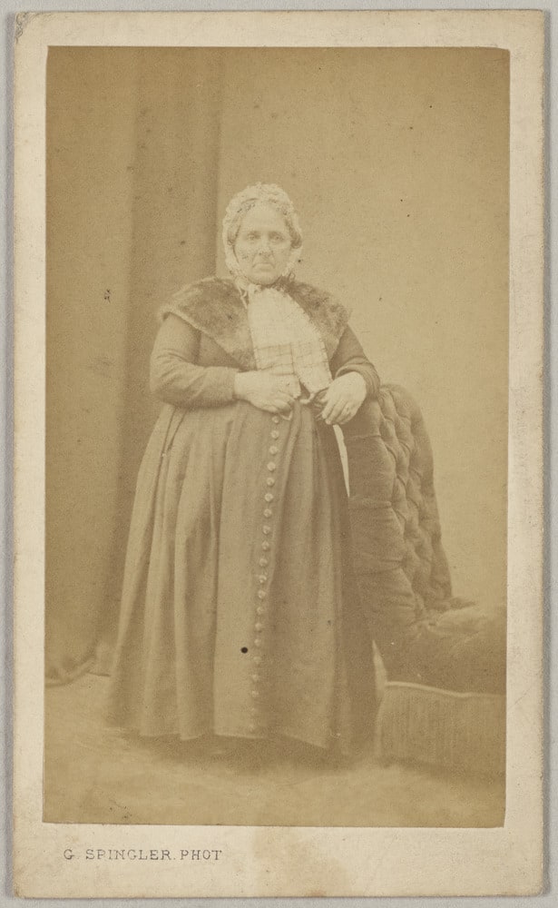 Portrait d'un femme âgée, en pied