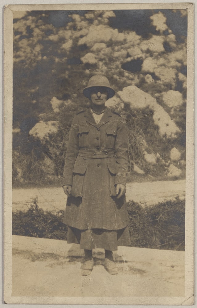 Portrait d'Alice Toklas en mission pour le Fond Américain pour les Blessés français, [vers Perpignan], au printemps 1917