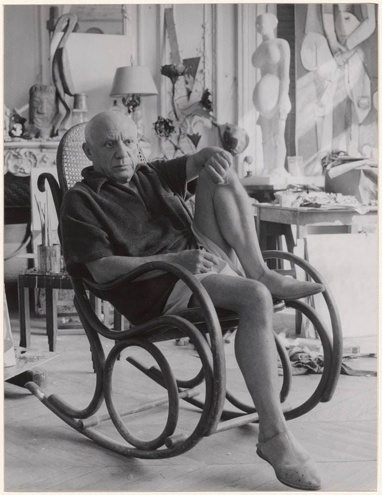 Pablo Picasso dans un rocking-chair à La Californie, Cannes, en 1956