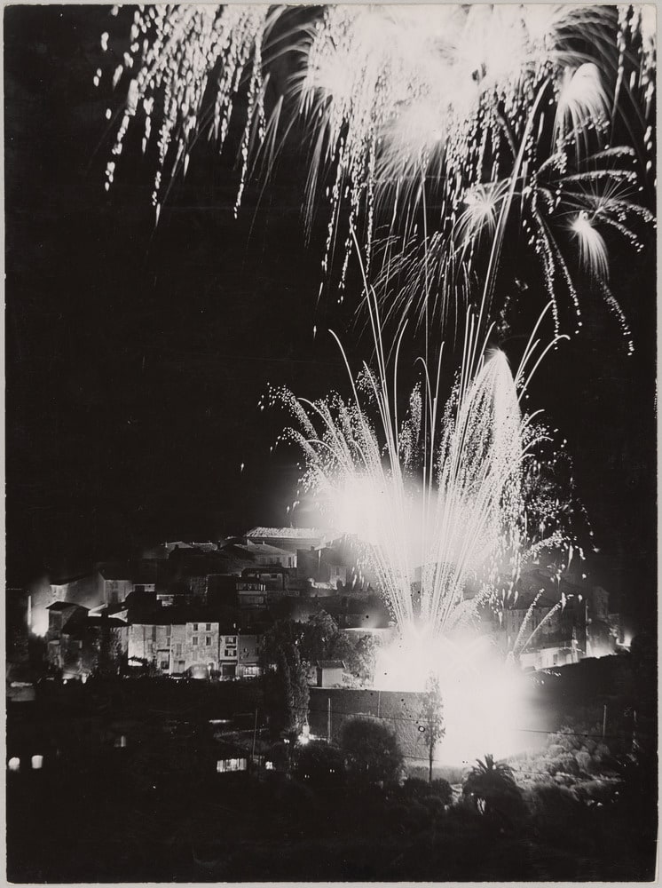 Feu d'artifice au coeur d'un village