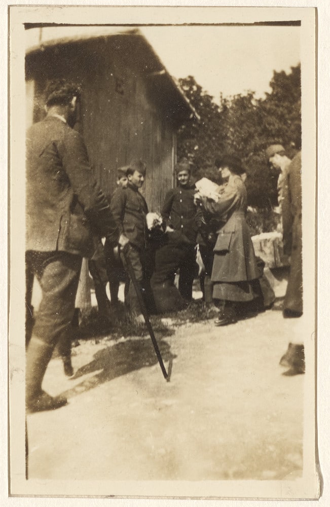Alice Toklas entourée de soldats en convalescence devant un entrepôt, vers Aix-en-Provence, en 1918