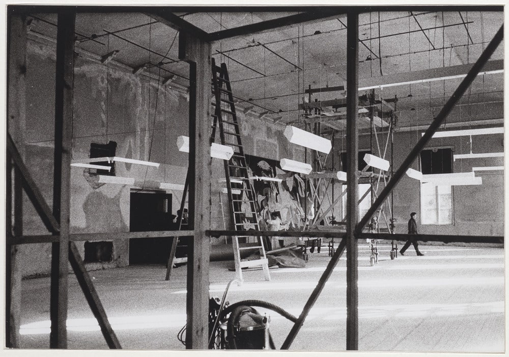 Huile sur toile "Guernica" lors du montage de l'exposition "Guernica" au Nationalmuseum, Stockholm, en octobre 1956
