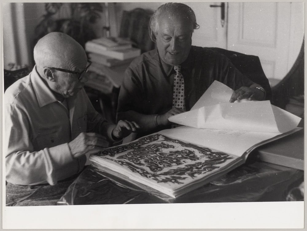 Rafael Alberti présentant la publication d'eau-forte et de gravures "X Sonetos Romanos" à Picasso, Notre-Dame-de-Vie, Mougins, en 1966