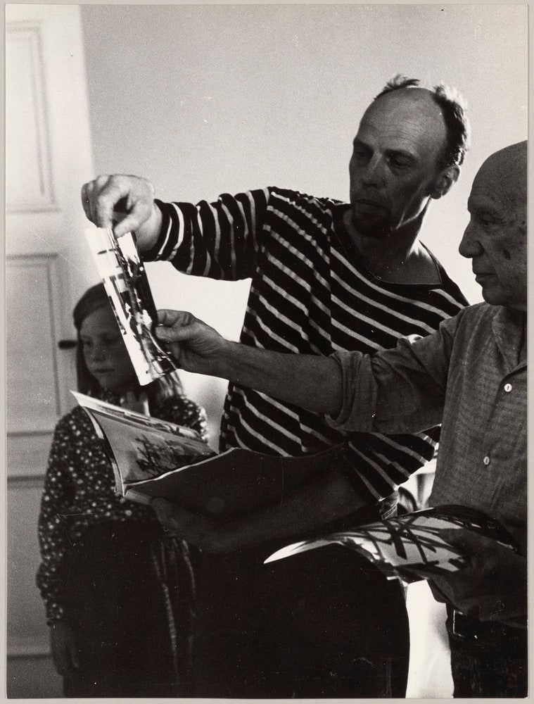 Pablo Picasso et Carl Nesjar regardant des photographies de l'installation d'une oeuvre monumentale en bétogravure, à Notre-Dame-de-Vie, Mougins, en 1968