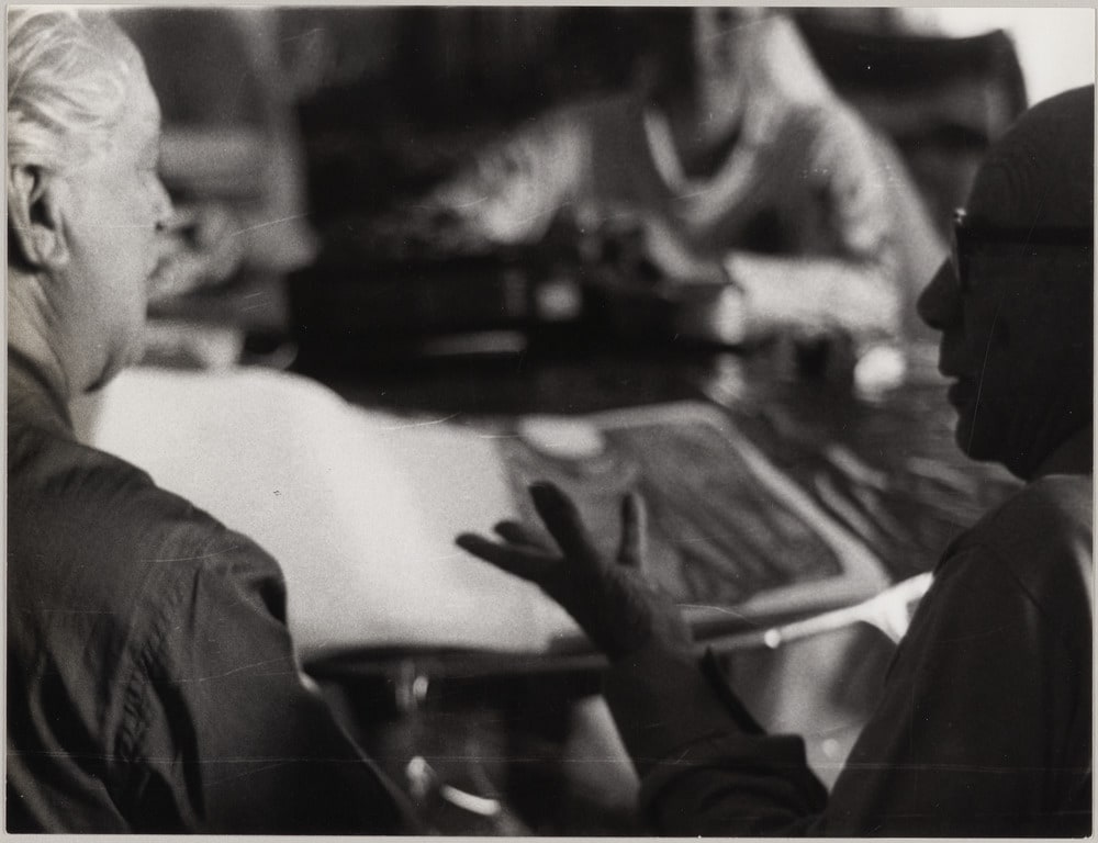 Pablo Picasso et Rafael Alberti discutant, Notre-Dame-de-Vie, Mougins, en 1966