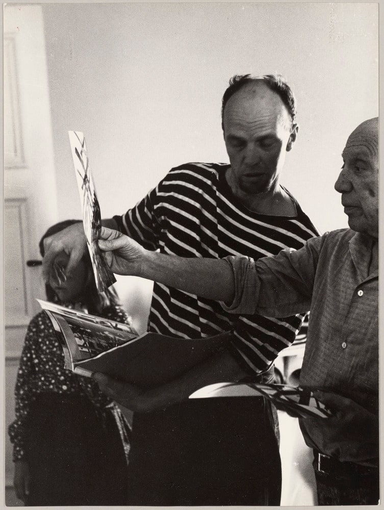 Pablo Picasso et Carl Nesjar regardant des photographies de l'installation d'une oeuvre monumentale en bétogravure, à Notre-Dame-de-Vie, Mougins, en 1968