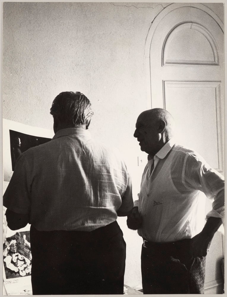 Pablo Picasso et Rafael Alberti regardant un tirage photographique, à Notre-Dame-de-Vie, Mougins, en 1966
