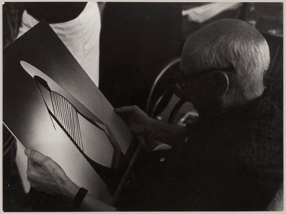 Pablo Picasso et la photographie de la maquette de la sculpture "Tête" pour le Chicago Civic Center (Daley Center), à Notre-Dame-de-Vie, Mougins, en août 1966