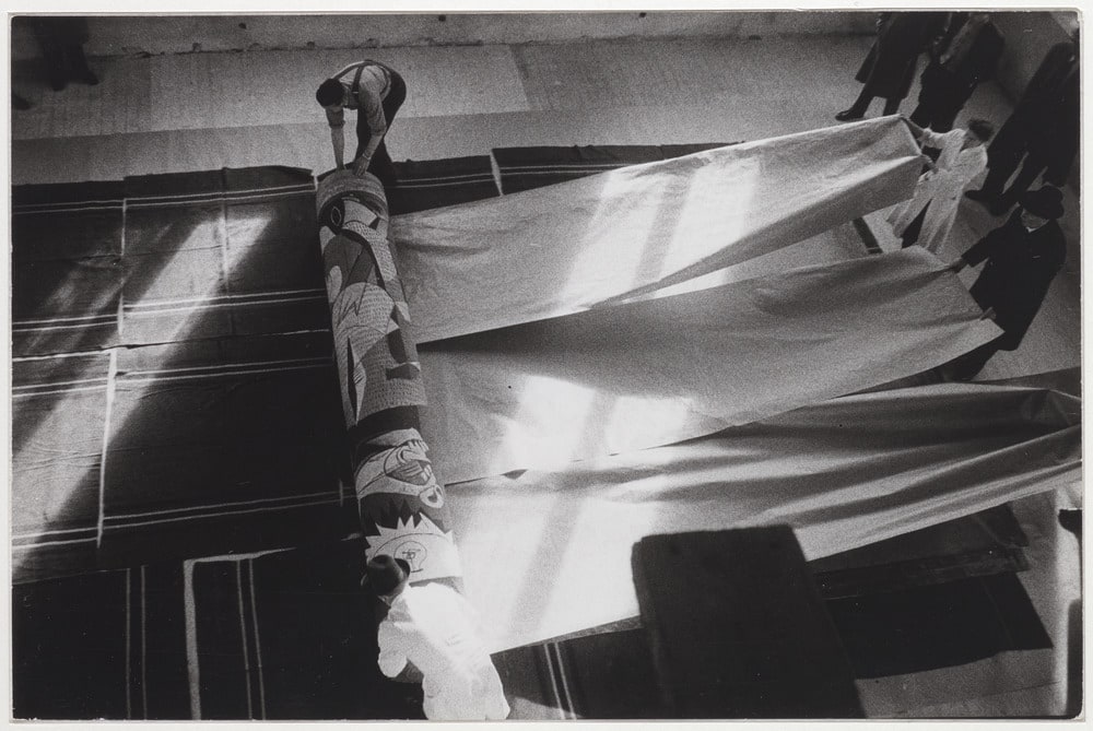 Huile sur toile "Guernica" déroulée lors du montage de l'exposition "Guernica" au Nationalmuseum, Stockholm, en octobre 1956
