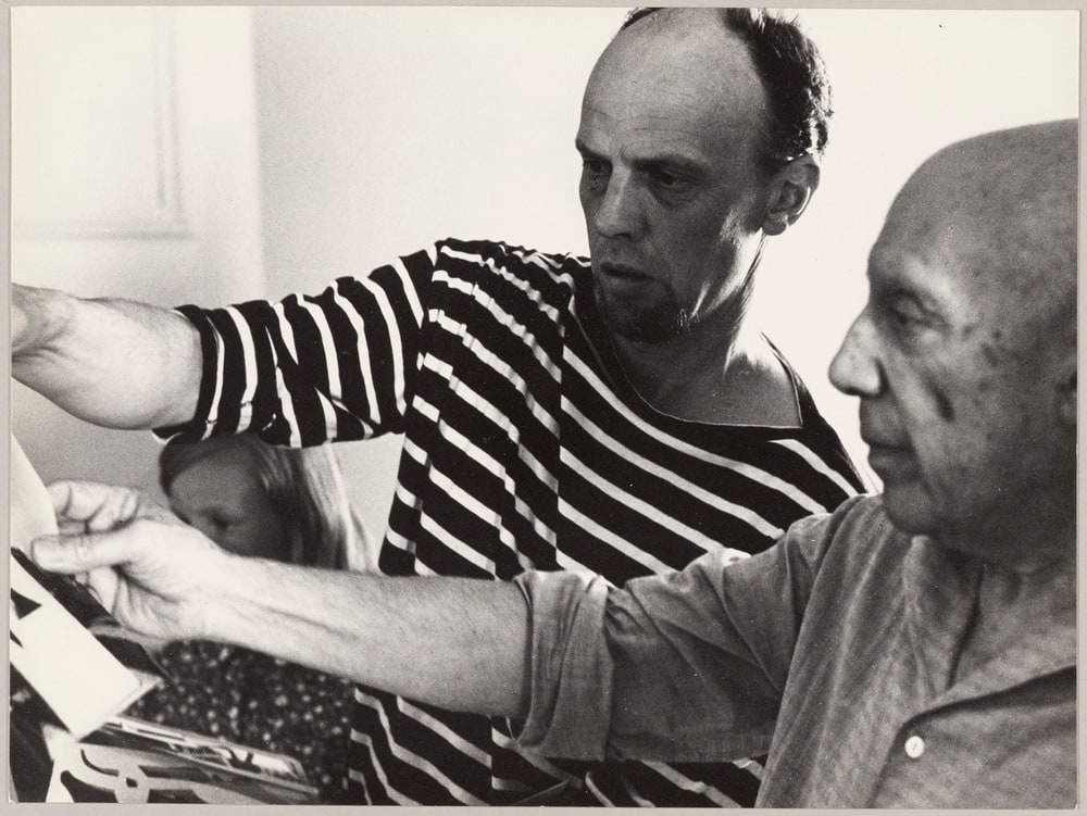 Pablo Picasso et Carl Nesjar regardant des photographies de l'installation d'une oeuvre monumentale en bétogravure, à Notre-Dame-de-Vie, Mougins, en 1968
