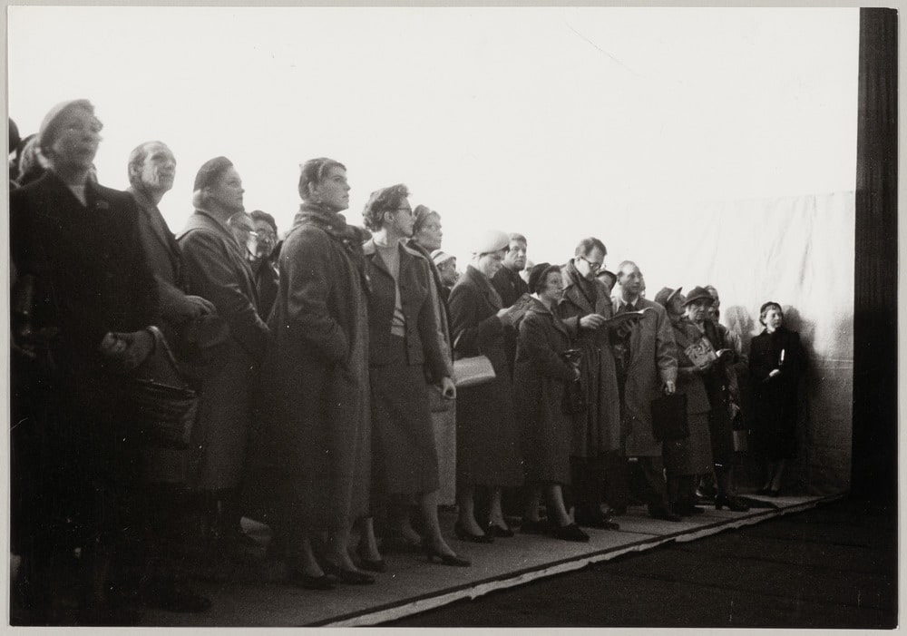 Public devant "Guernica" présenté au Nationalmuseum de Stockholm, en octobre-décembre 1956