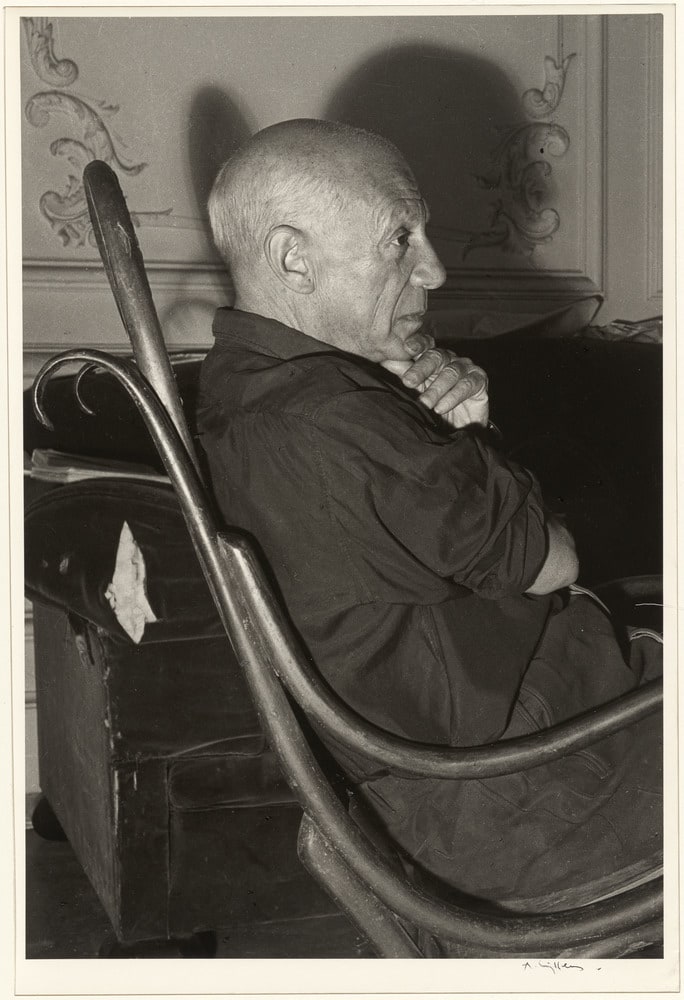 Pablo Picasso dans son rocking-chair à la villa La Californie, Cannes, en 1955