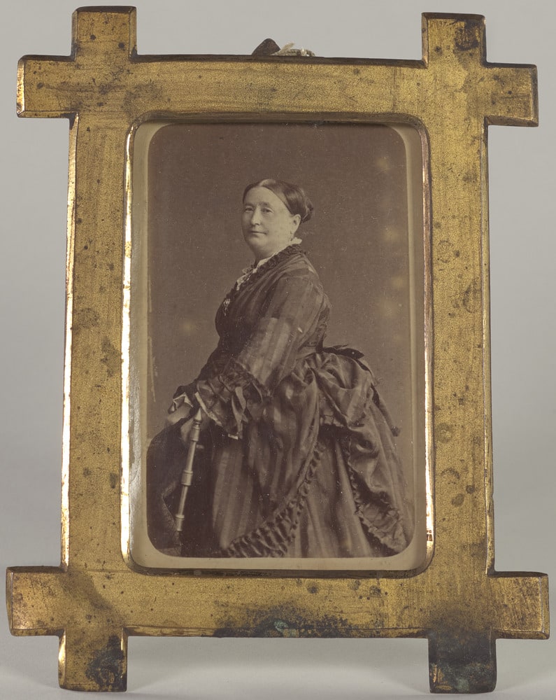 Portrait d'une femme, en pied et de trois-quarts, dans les [années 1860]