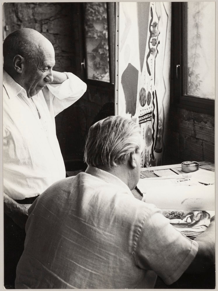 Pablo Picasso et Rafael Alberti regardant un carrnet de dessins, dans l'atelier de Notre-Dame-de-Vie, Mougins, en 1966