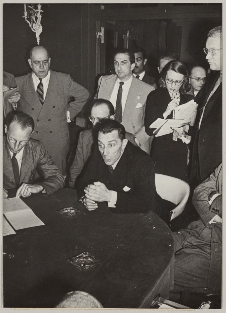 Frédéric Joliot-Curie tenant une conférence de presse à New-York, 20 juin 1946