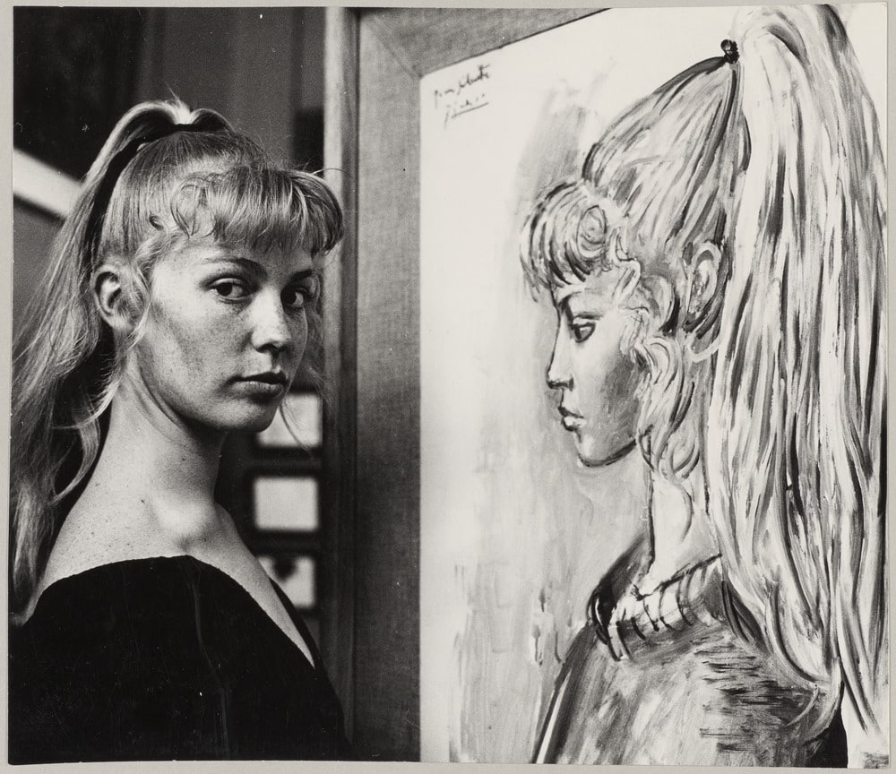 Face à face de Sylvette David et son portrait peint par Pablo Picasso, dans une galerie à Antibes, en 1955