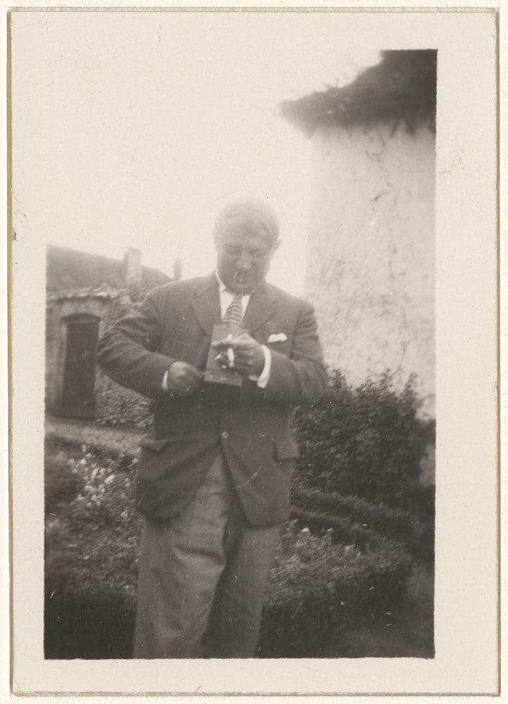 Pablo Picasso manipulant un appareil photo dans le jardin de Gertrude Stein et d'Alice Toklas, Bilignin, en été 1931