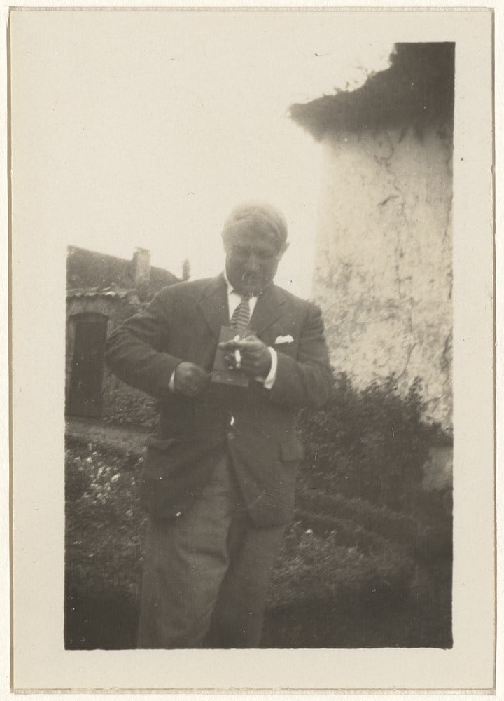 Pablo Picasso manipulant un appareil photo dans le jardin de Gertrude Stein et d'Alice Toklas, Bilignin, en été 1931