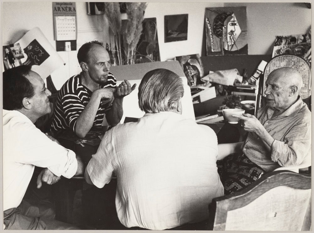 Pablo Picasso avec Carl Nesjar, Rafael Alberti et un homme, à Notre-Dame-de-Vie, Mougins, en 1968