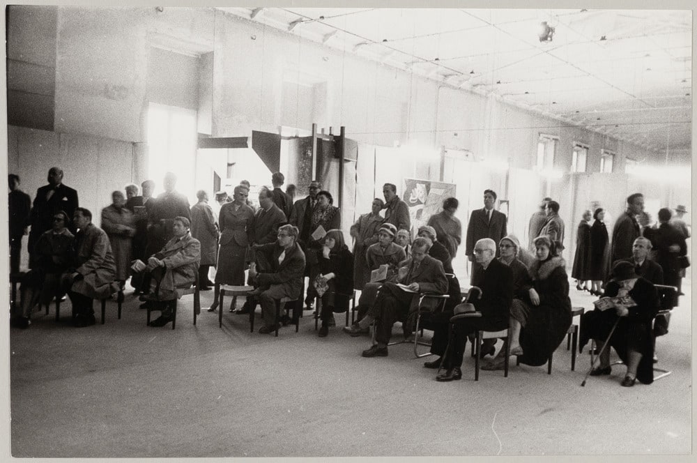 Public devant "Guernica" présenté au Nationalmuseum, Stockholm, en octobre-décembre 1956
