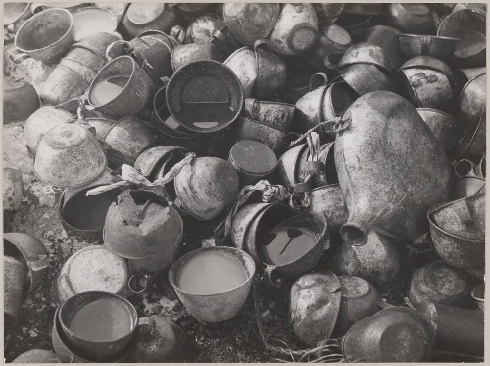 Gamelles et gourdes sur un camp d'exilés espagnols, dans le sud de la France, en 1947-48