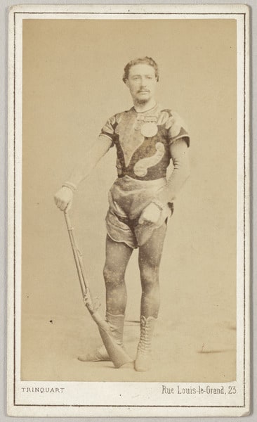 Portrait d'homme en pied avec un fusil