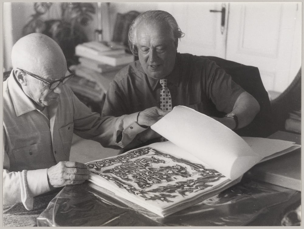 Rafael Alberti présentant la publication d'eau-forte et de gravures "X Sonetos Romanos" à Picasso, Notre-Dame-de-Vie, Mougins, en 1966