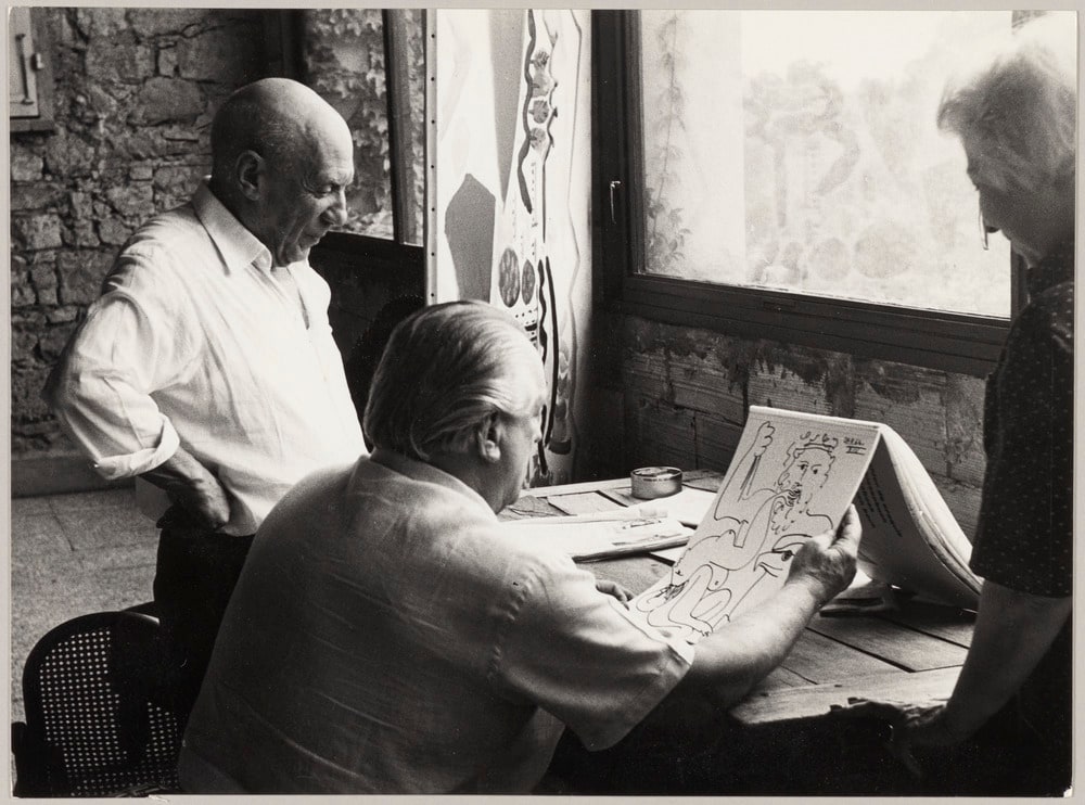 Pablo Picasso et Rafael Alberti regardant une "Etude d'après Jupiter et Thétis d'Ingres" dans l'atelier de Notre-Dame-de-Vie, Mougins, en 1966
