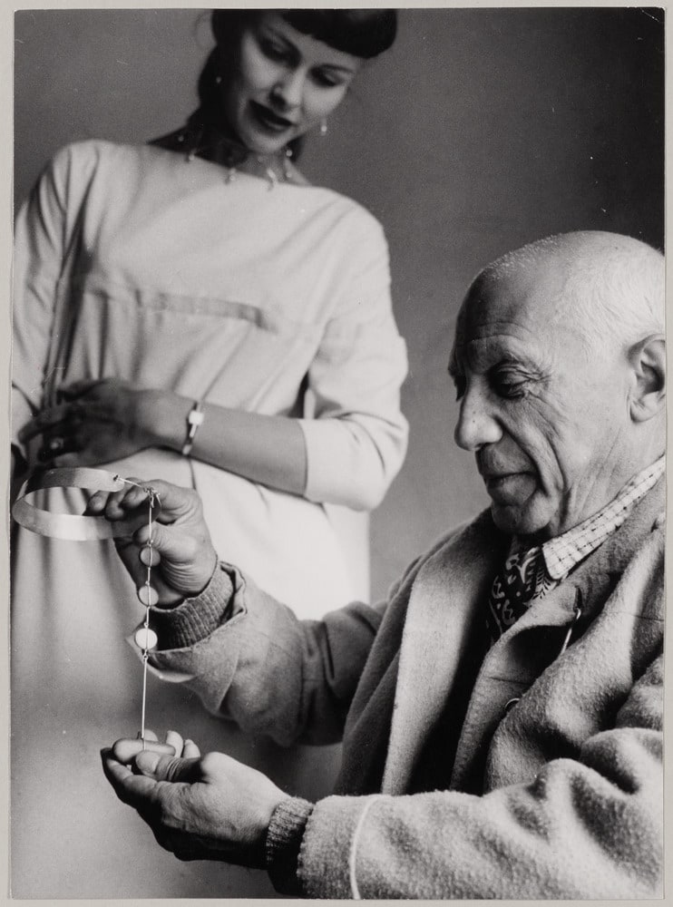 Pablo Picasso avec la créatrice de bijoux, Vivianna Torun Bülow-Hübe, à Antibes, en 1955