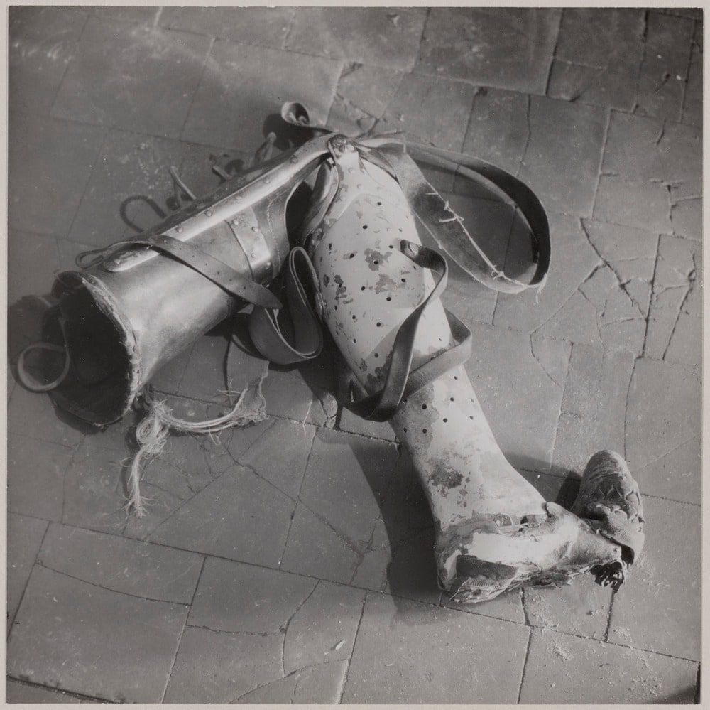 Etat de la prothèse de jambe de l'exilé espagnol Angel Lanaspas, amputé à la suite de l'explosion d'une grenade en août 1936 sur le front de Barbastro (Aragon). Depuis, il travaille dans une exploitation agricole de la Vallée de la Loire, France, en 1947-48
