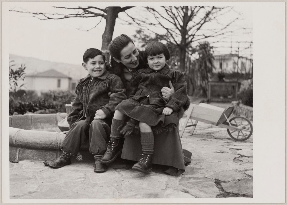 Françoise Gilot avec Claude et Paloma sur le rebord de la fontaine de La Galloise, Vallauris, en 1953