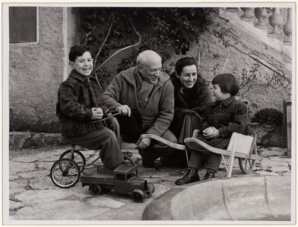Pablo Picasso, Françoise Gilot, Claude sur un tricyle et Paloma dans une brouette à côté d'une fontaine à La Galloise, Vallauris, en 1953