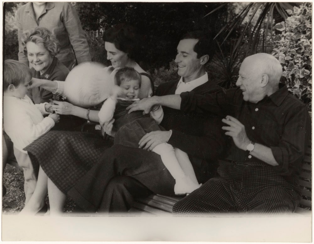 Pablo Picasso, Luis Miguel Dominguín avec Lucia Bosè et leurs enfants Lucia et Miguel, et Louise Leiris assis sur un banc dans le jardin de La Californie, Cannes, en 1959