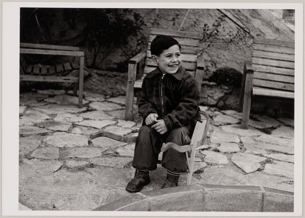 Claude Picasso dans une brouette près de la fontaine, à La Galloise, Vallauris, en 1953