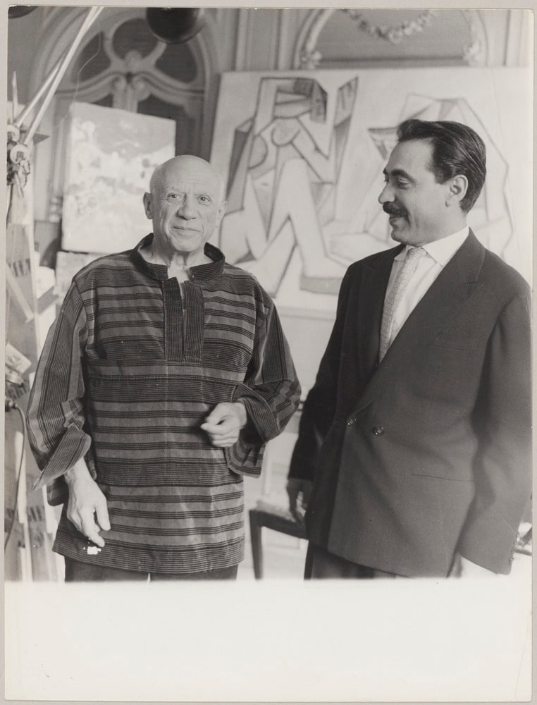 Pablo Picasso avec Michel Sapone, son tailleur, dans l'atelier de La Californie, Cannes, le 25 octobre 1956
