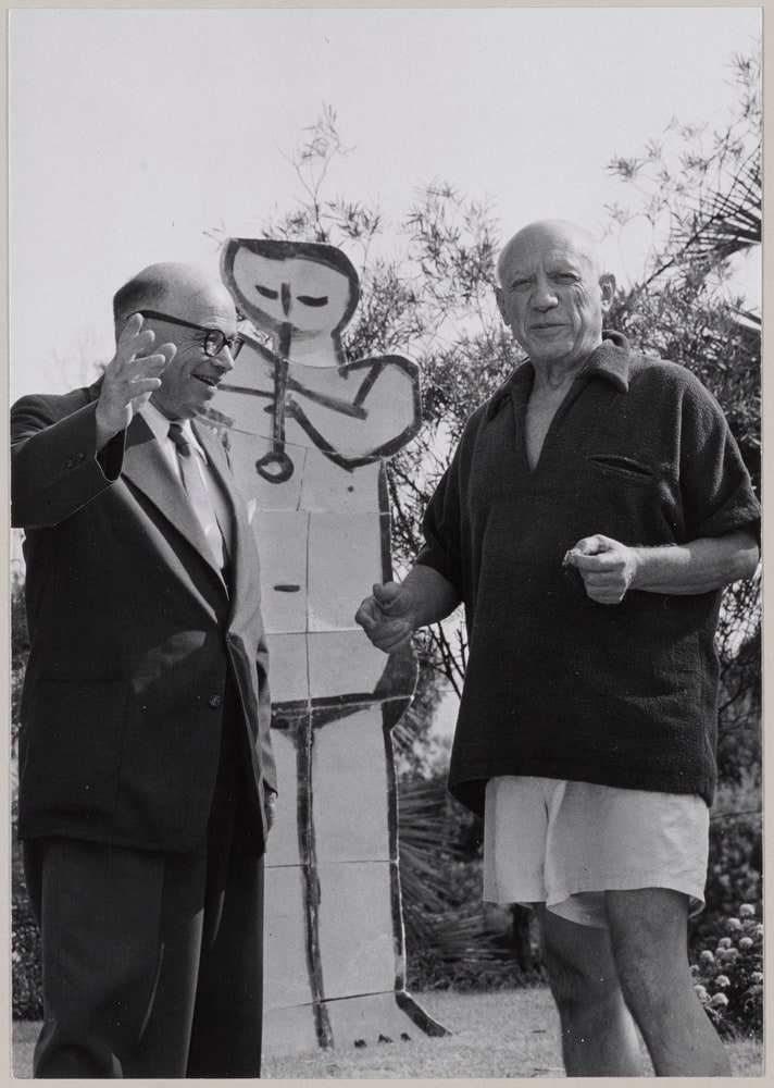 Pablo Picasso, Bernhard Geiser avec la céramique en terre chamottée "Joueur de flûte debout" dans le jardin de La Californie, Cannes, en 1956