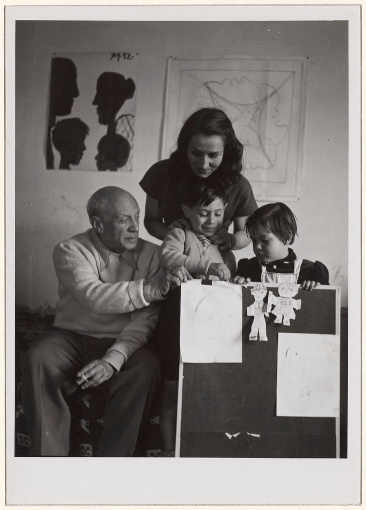 Pablo Picasso et Françoise Gilot avec leurs enfants, Claude et Paloma présentant des dessins et des découpages, à La Galloise, Vallauris, le 16 avril 1953