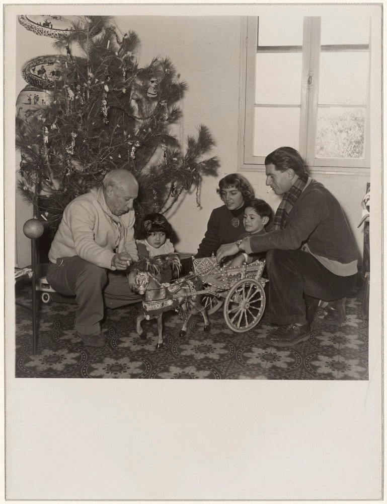 Pablo Picasso avec ses enfants Paul, Maya, Claude et Paloma sous l'arbre de Noël, à La Galloise, Vallauris, en 1953