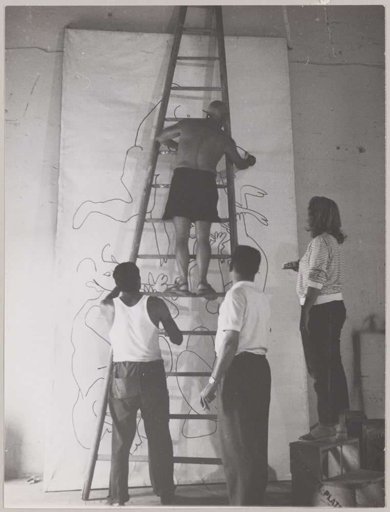 Pablo Picasso dessinant sur une échelle aux côtés de Maya et deux techniciens lors du tournage du documentaire "Picasso" de Luciano Emmer, Vallauris, en 1953